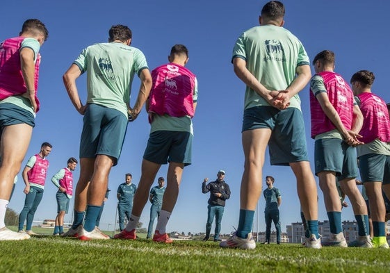 José Alberto, rodeado de sus jugadores en un entrenamiento de la pasada temporada en las Instalaciones Nando Yosu.
