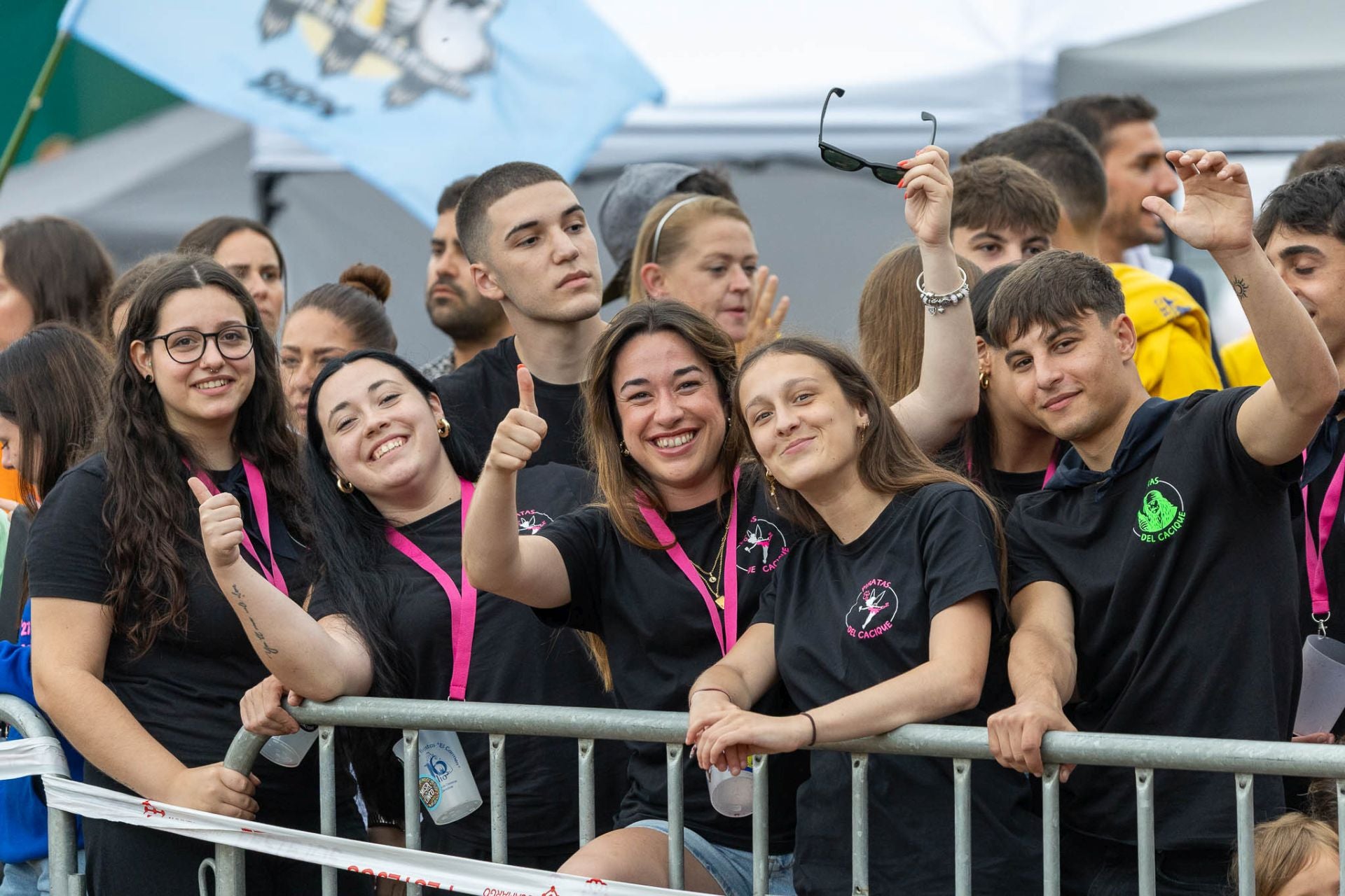 Un grupo de jóvenes peñistas espera su turno para participar en los juegos. 
