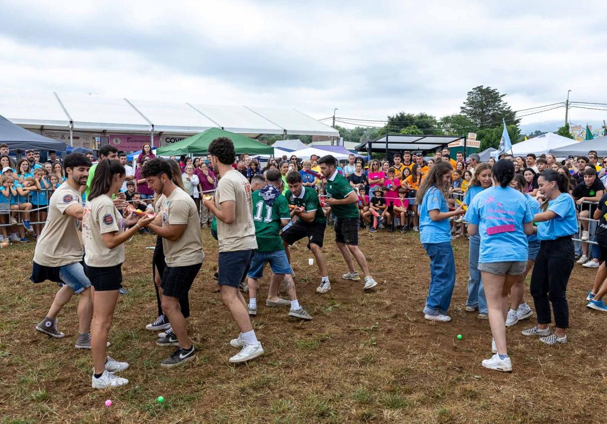 Varios peñistas, este domingo, participan en el campeonato de peñas de las fiestas de Revilla de Camargo.