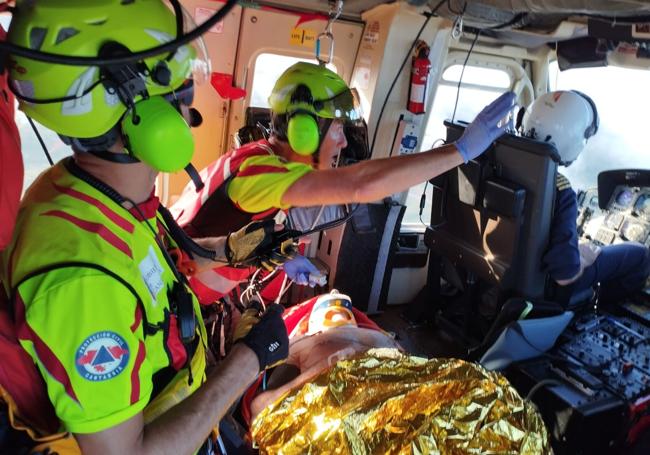 Sanitarios de Protección Civil durante el traslado en helicóptero.