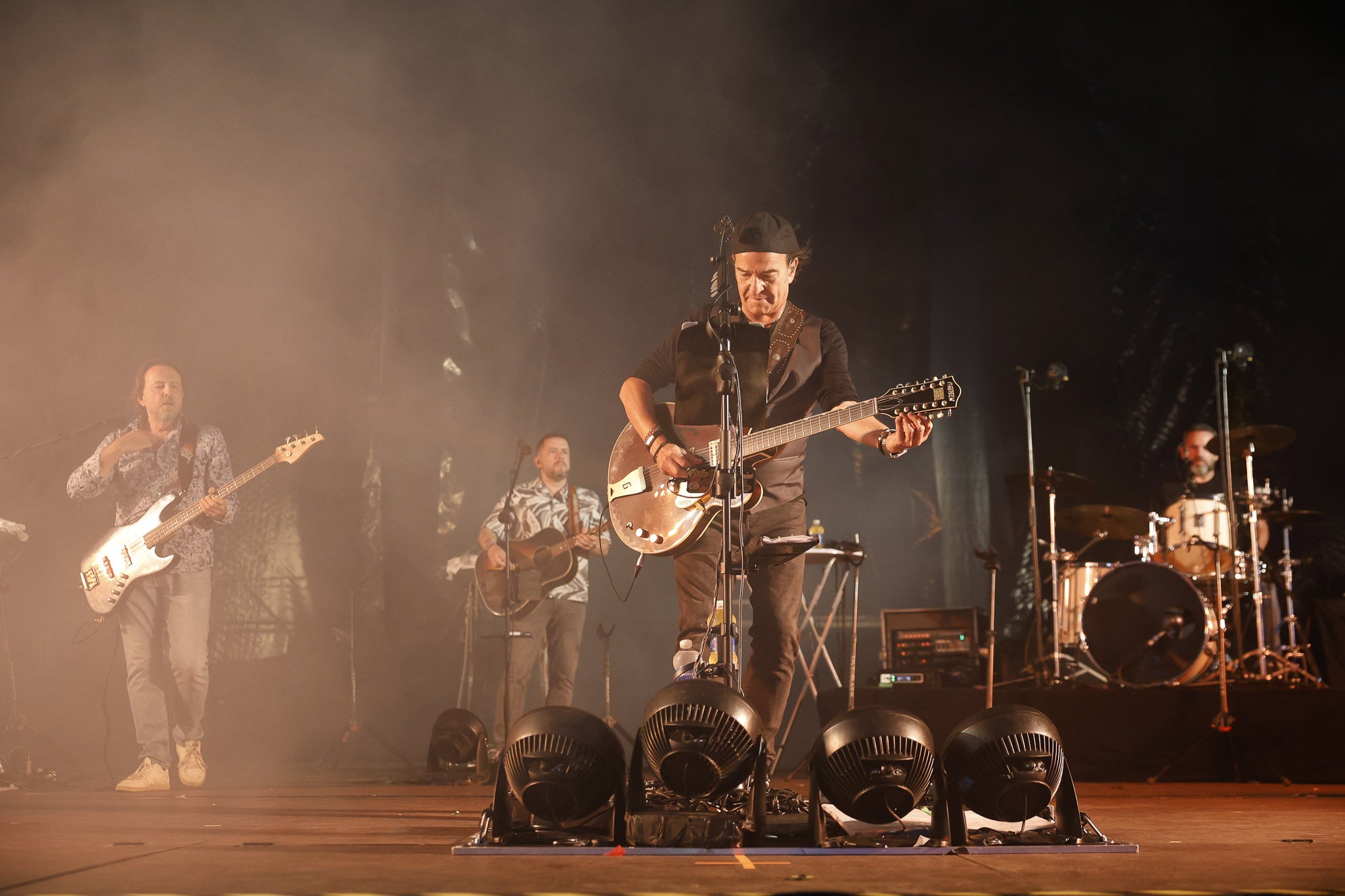 Álvaro Urquijo se hace un solo con la guitarra durante una de las canciones.