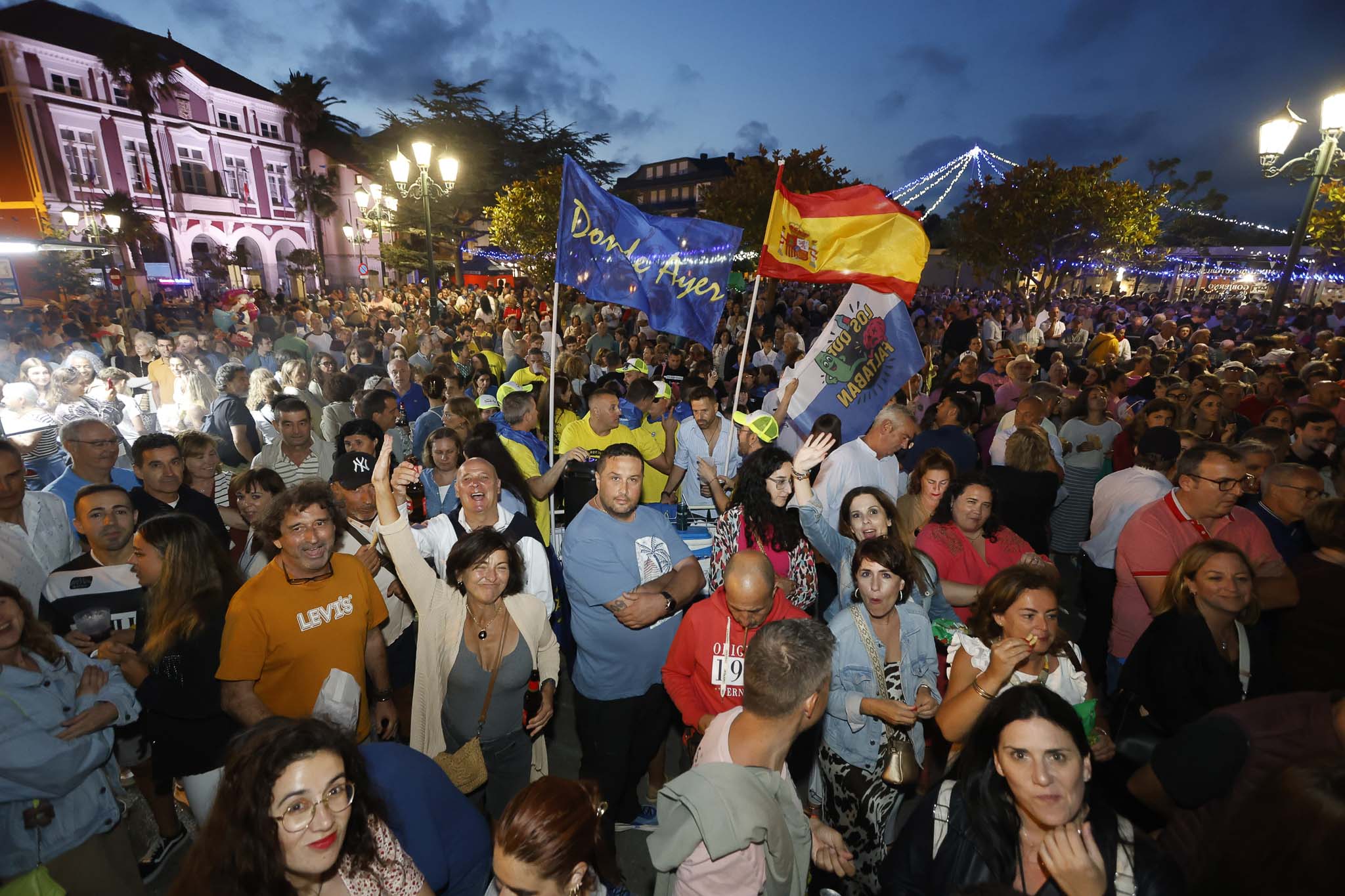 En la plaza de Viares no cabía ayer un alma más y todos entregados a las canciones de siempre de Los Secretos.