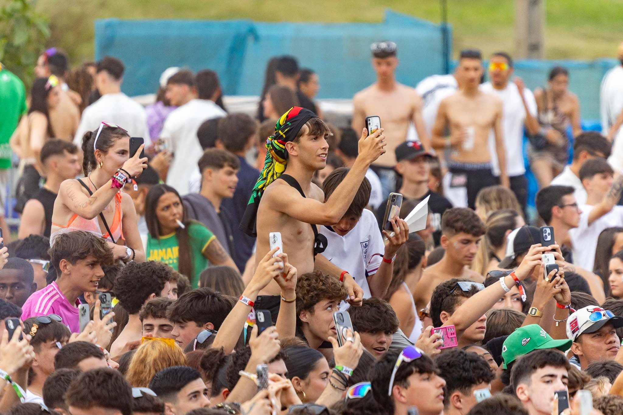 Fanes grabando el festival con sus teléfonos.