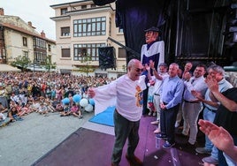 Un momento del multitudinario pregón en Comillas ofrecido por Antonio Resines, donde protagonizó un estriptis luciendo el escudo de la villa.