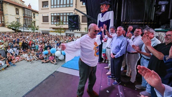 Un momento del multitudinario pregón en Comillas ofrecido por Antonio Resines, donde protagonizó un estriptis luciendo el escudo de la villa.