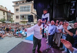 Un momento del multitudinario pregón en Comillas ofrecido por Antonio Resines, donde protagonizó un estriptis luciendo el escudo de la villa.
