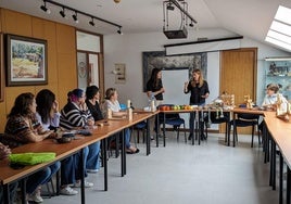 Laura Salido y Lidia Ruiz en uno de los talleres de lana en la sede de la asociación.