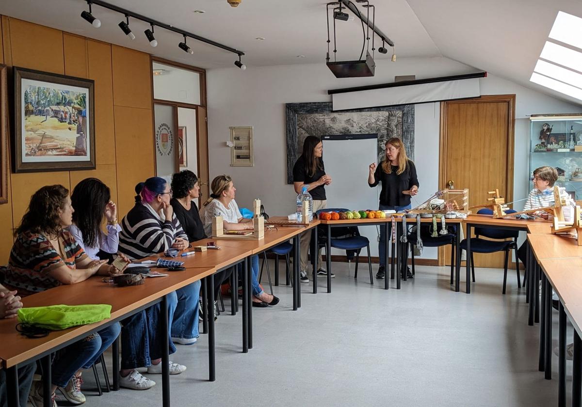 Laura Salido y Lidia Ruiz en uno de los talleres de lana en la sede de la asociación.