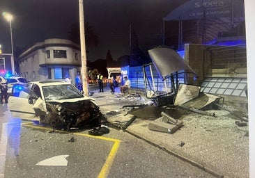 Estado en el que quedó el vehículo implicado y la marquesina que se llevó por delante tras la fuga.