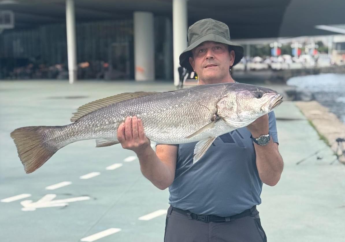José Luis Alonso Fernández posa, este domingo, con la corvina que ha pescado junto al Centro Botín.