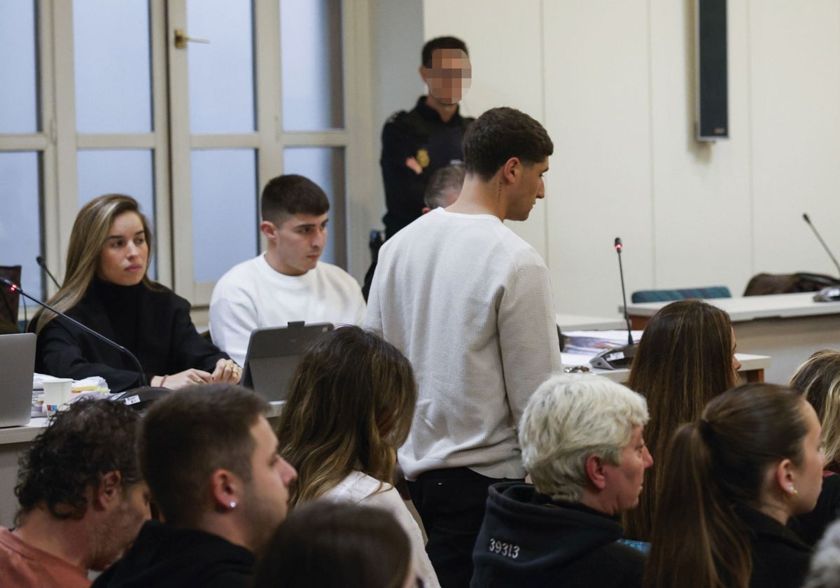 Rubén, sentado, y Ángel de pie, en el juicio que se celebró en la Audiencia Provincial de Cantabria.