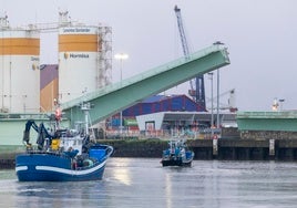 El puente levadizo de Raos, abierto para permitir la salida de barcos, en 2024.