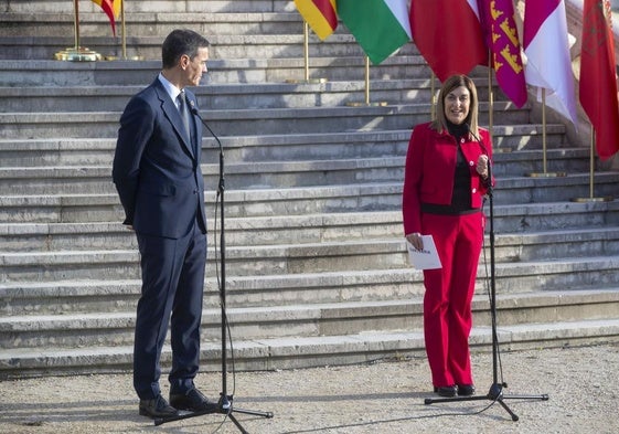 Buruaga junto a Pedro Sánchez en la Conferencia de Presidentes celebrada en Snatander el pasado mes de diciembre