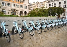 En imagen, la estación de bicicletas eléctricas situada en la plaza Alfonso XIII de Santander.