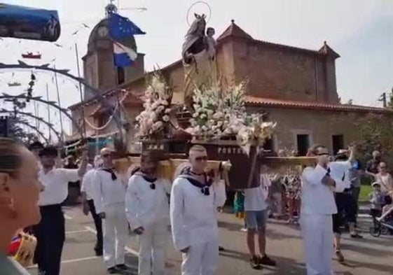 El grupo Virgen de las Lindes y del Carmen acompaña la virgen en Suances.