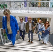 El consejero, Sergio Silva, accede a la reunión, junto a su equipo de la Consejería de Educación.
