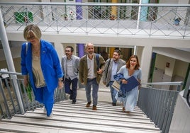 El consejero, Sergio Silva, accede a la reunión, junto a su equipo de la Consejería de Educación.