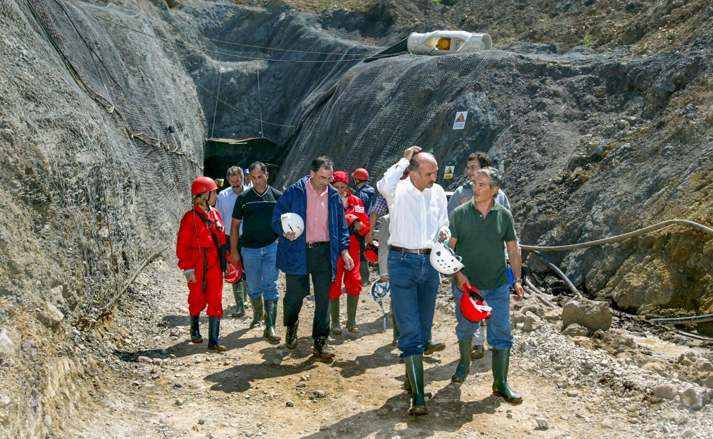 Una de las visitas a las obras con el entonces consejero de Obras Públicas, José María Mazón.Fue SIEC la constructora que acondicionó la cavidad entre 2004 y 2005 .