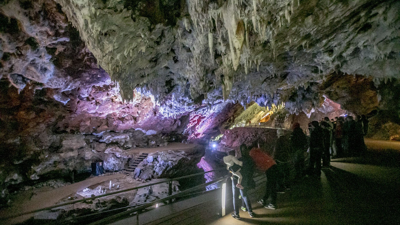 La cueva está adecuada con pasarelas para facilitar el recorrido.