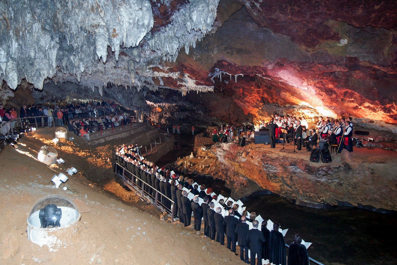 El 1 de julio de 2005 se inauguró la cueva con la actuación de varias corales que interpretaron la Misa Cántabra