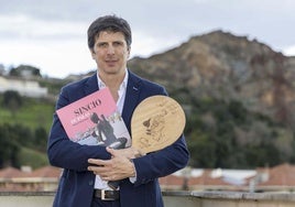 Manuel Ruiz posa con su segunda obra, 'Sincio de palas'.