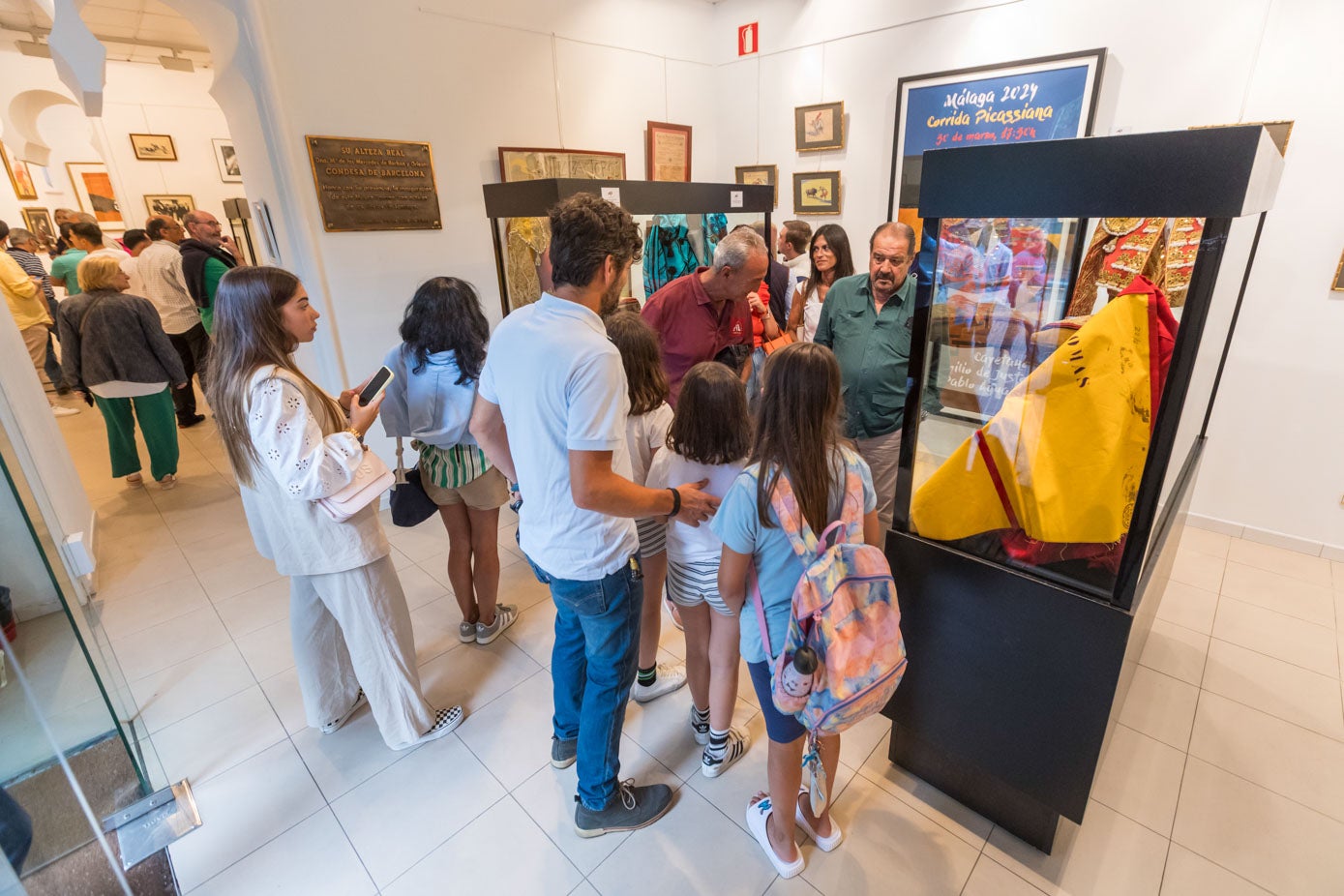 Jóvenes y mayores no se quisieron perder la apertura del museo.