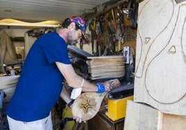 En su taller de Mogro, Millán Castellano realiza artesanalmente cada pala. Desde recortar su figura en un tablón hasta el último barniz.