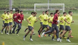 Los jugadores del Racing, en plena carrea continua durante el entrenamiento