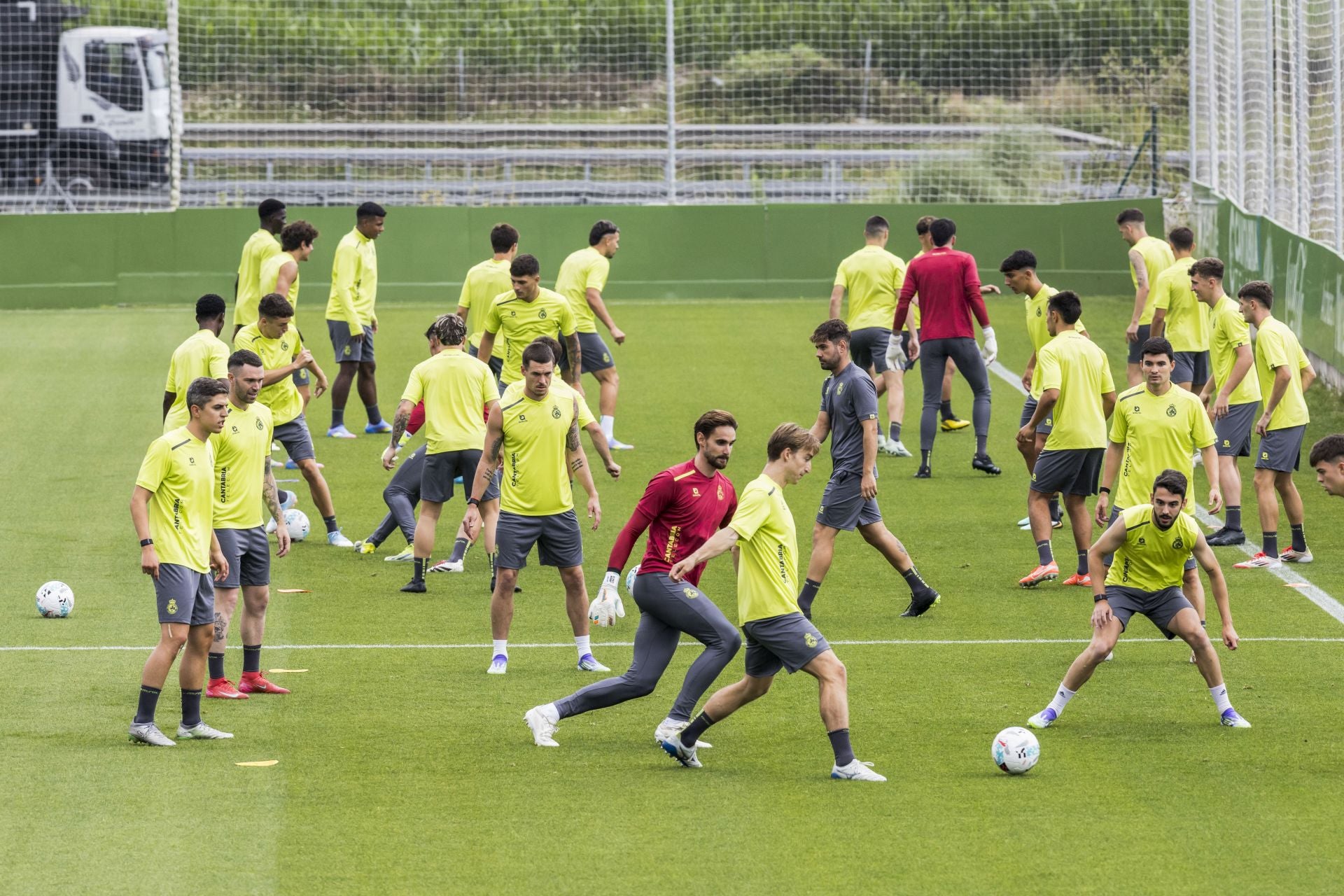 Javi Castro, en pimer término, toca la pelota en un rondo junto a Jokin Ezkieta y Andrés Martín.