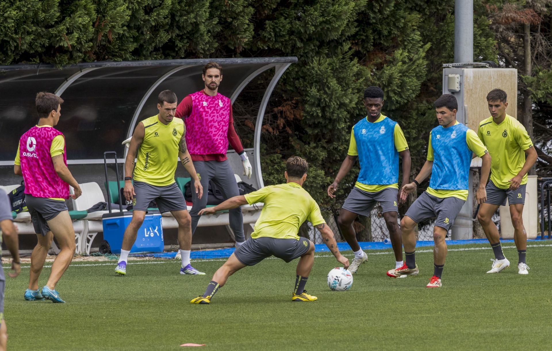 Aldasoro, junto a Camara, golpea el balón en un rondo.