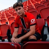 Pablo Torre, con la equipación del Mallorca, en la gradas de Son Moix.