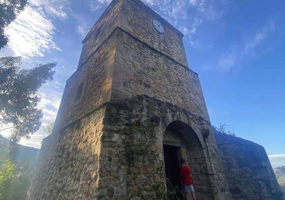 Vista de una de las caras de la Torre del Reloj de Limpias.