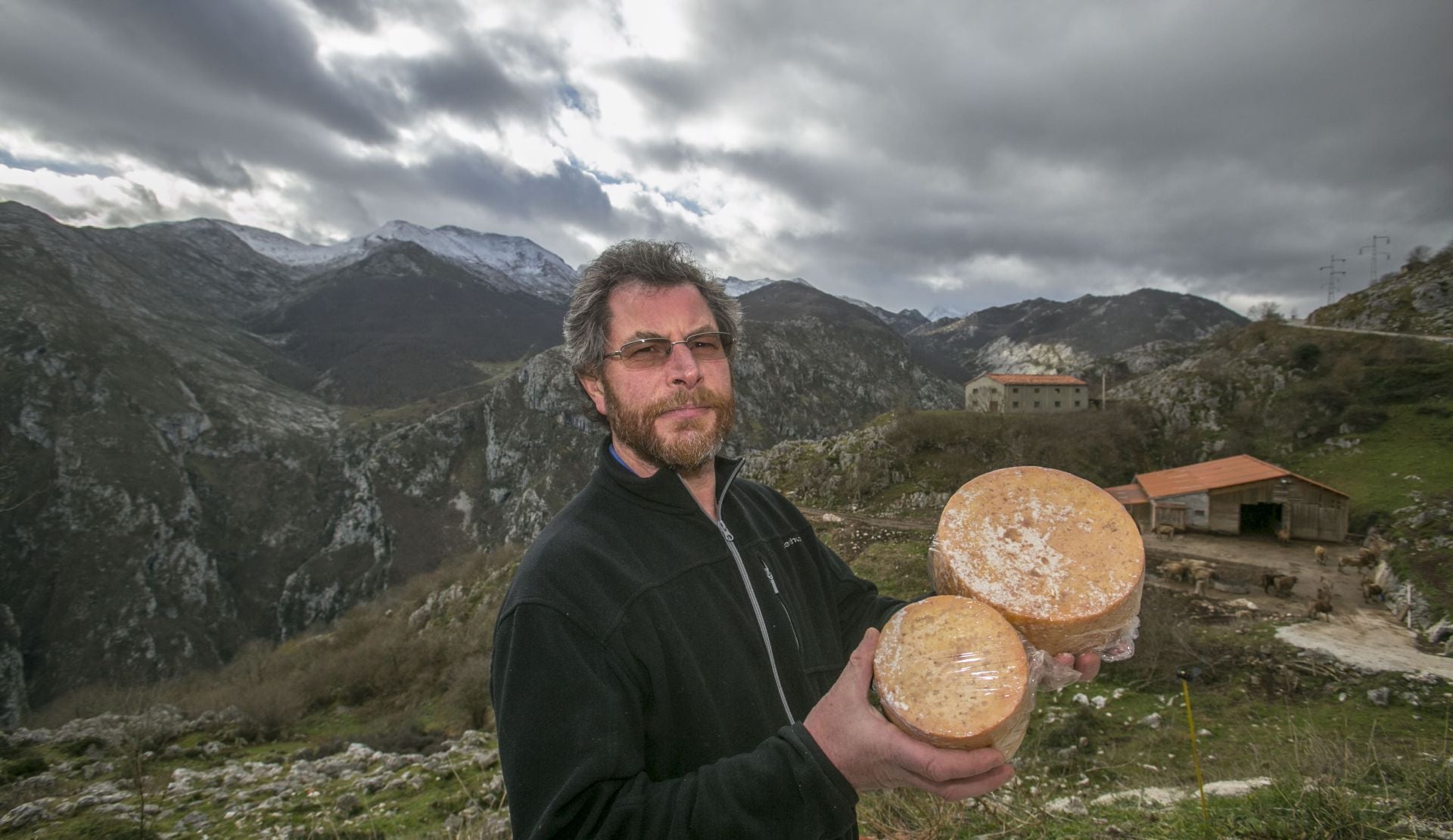 Javier Campo, con el paisaje de Picos de Europa al fondo