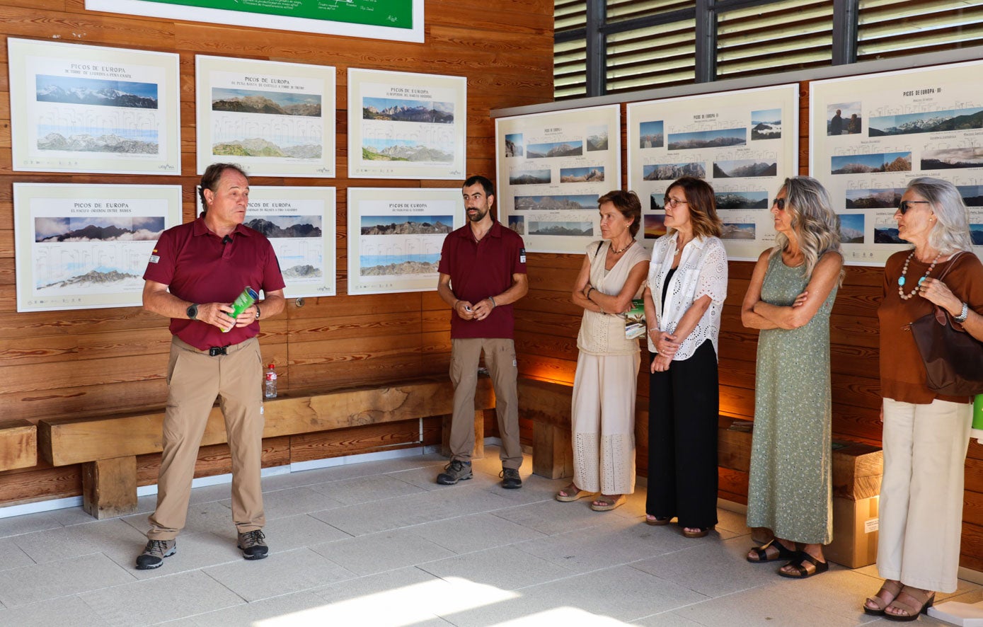 El director de la vertiente cántabra del Parque Nacional Picos de Europa, Jesús Celada, durante su intervención. Detrás, el técnico de Conservación Javier Gómez y, a la derecha, cuatro de las hijas de 'Nel' Higuera.