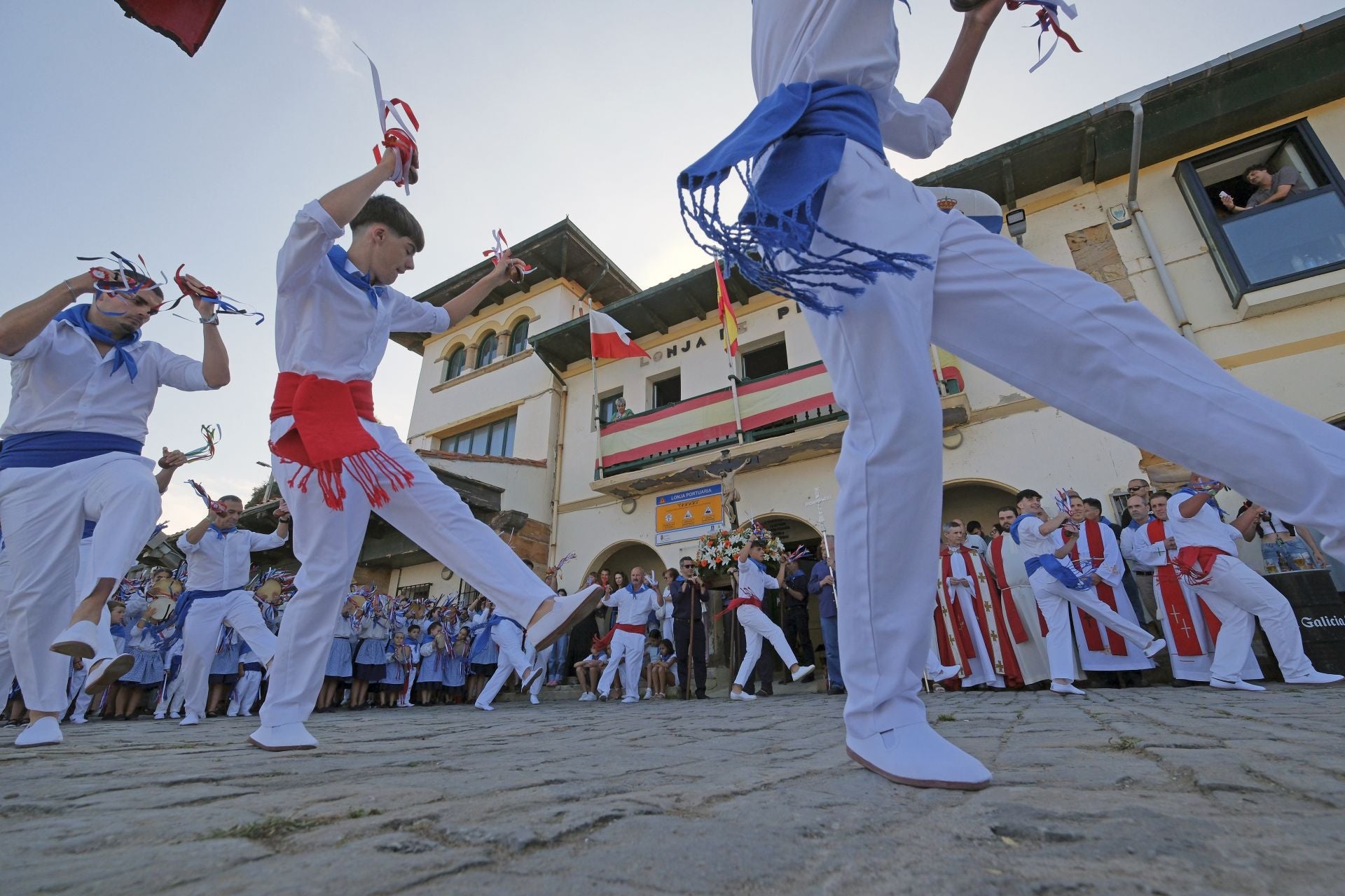 Picayos bailan danzas ante la presencia del Cristo del Amparo.