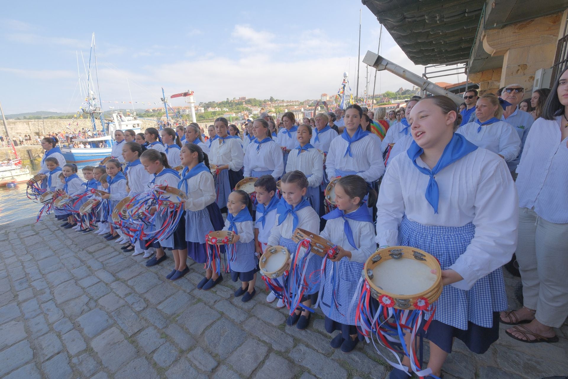 En la lonja, las pandereteras cantaron a la salida de la imagen.