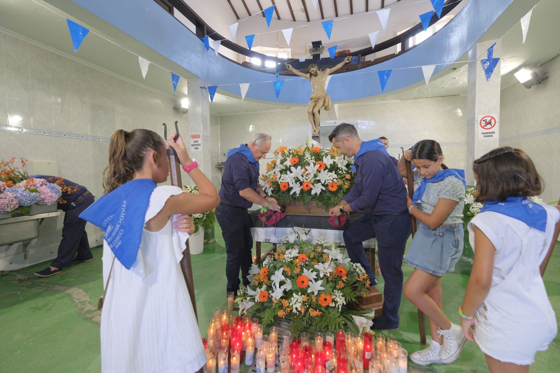 Momento en el que cogen a la imagen para dar comienzo a la procesión.
