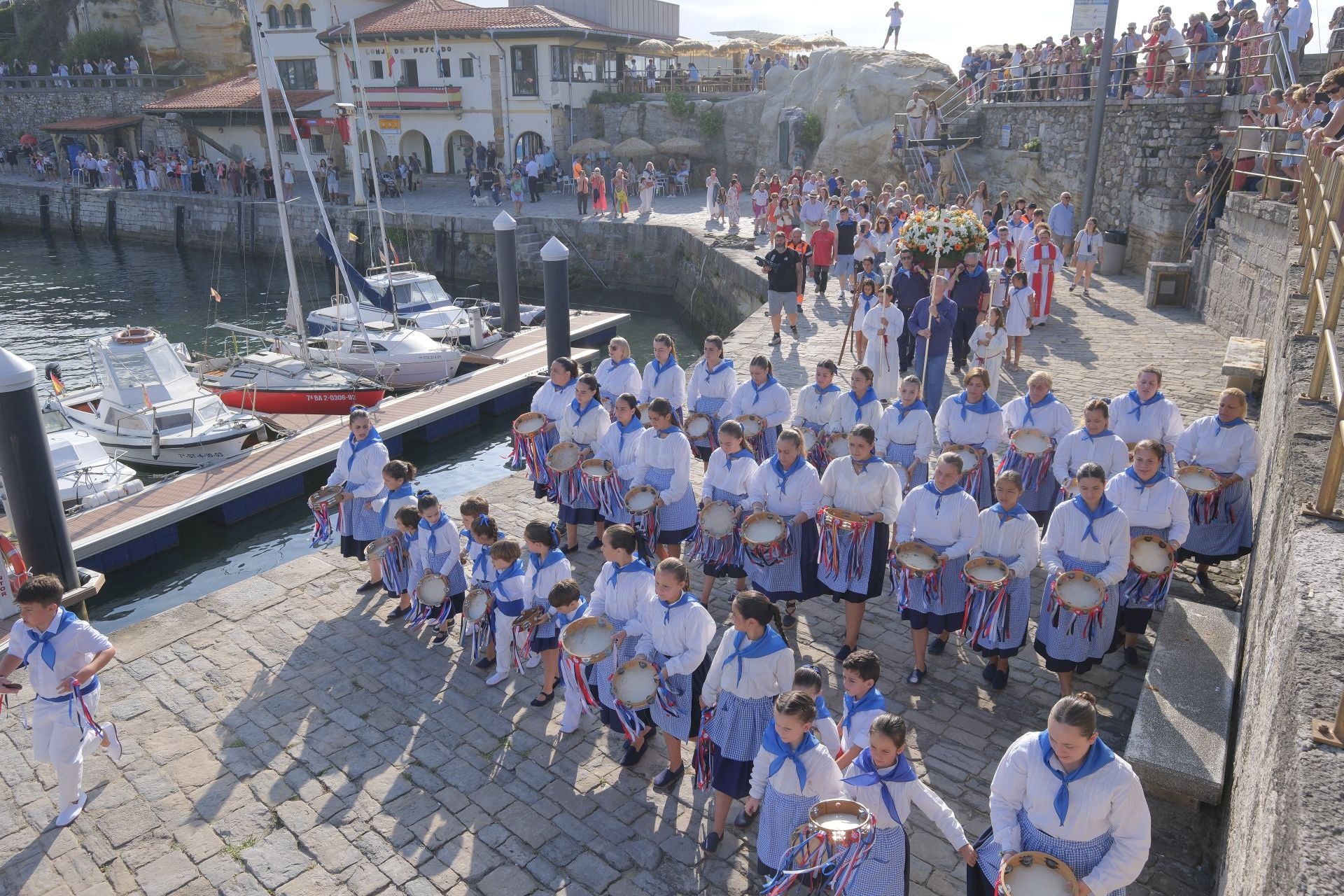 Pandereteras durante la marcha de la procesión.