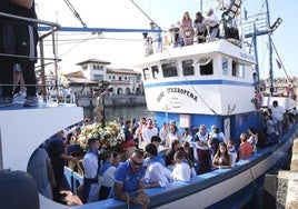 El Cristo del Amparo, en el barco, antes de comenzar la procesión marítima.