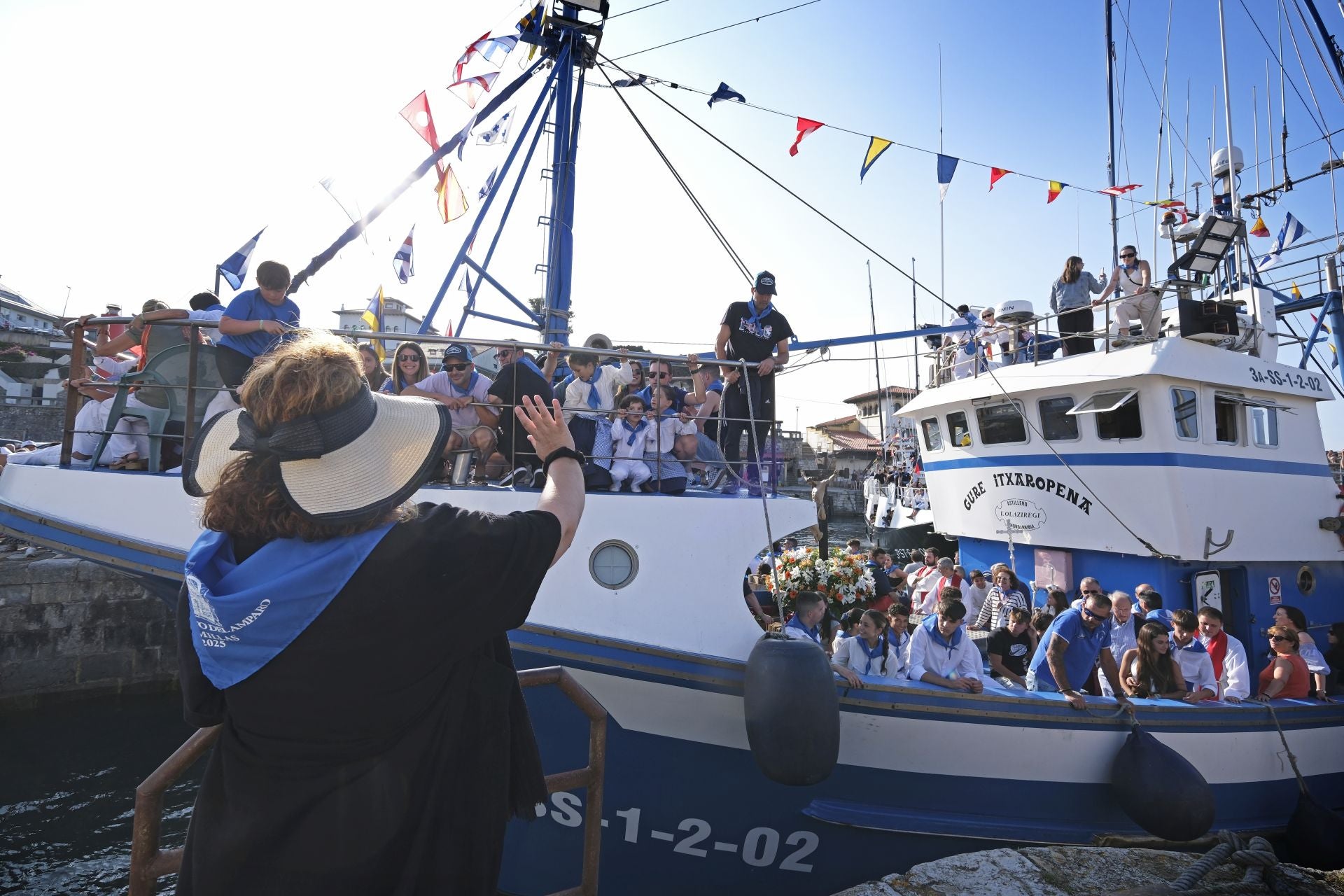 Despedidas desde tierra a los marineros que se adentran en el Cantábrico.