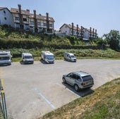 Zona junto al Hotel Bemon de Somo, donde se pretende habilitar un aparcamiento de dos plantas en altura y otra enterrada.