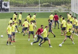Dinamismo en La Albericia. Los primeros entrenamientos buscan involucrar a todos los jugadores e ir cogiendo la puesta a punto gradualmente.
