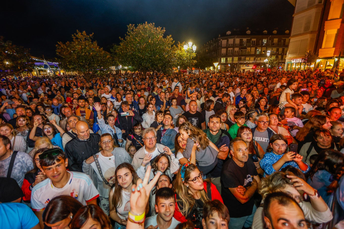 Asistentes de todas las edades miran a cámara.