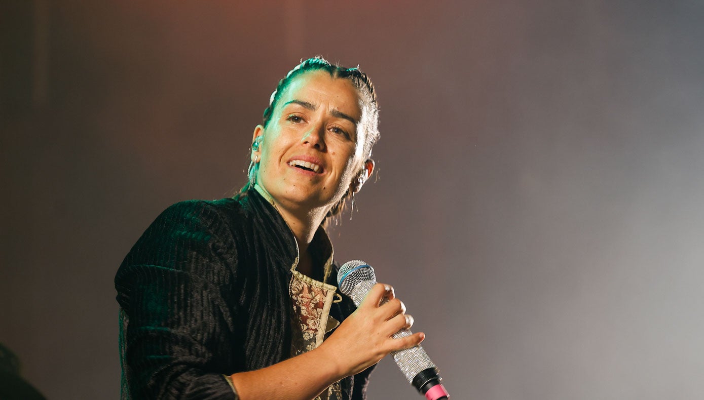 Isabel Aaiún, en mitad de una de sus canciones.