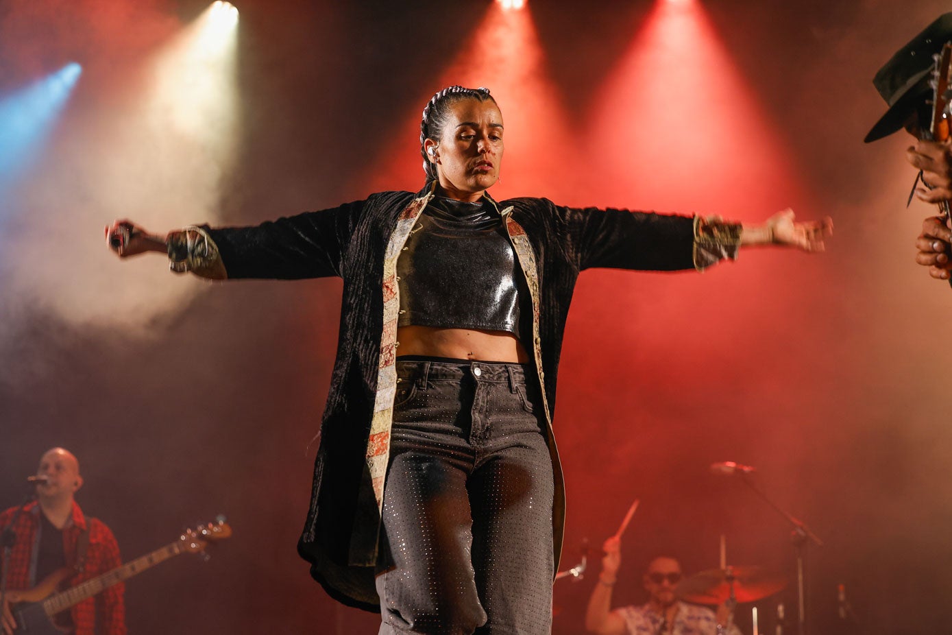 Isabel Aaiún baila junto al público.