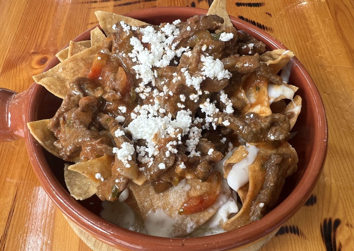 Imagen secundaria 1 - Tacos de cochinita pibil, nachos del patrón y un cóctel de camarón, algunas de las interesantes propuestas de Agave Azul.