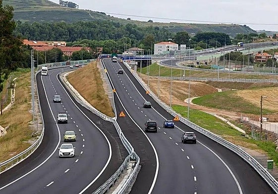 El enlace a Barreda. En los carriles de la derecha, los vehículos circulan hacia Santander por una nueva estructura sobre el trazado que da acceso al falso túnel.