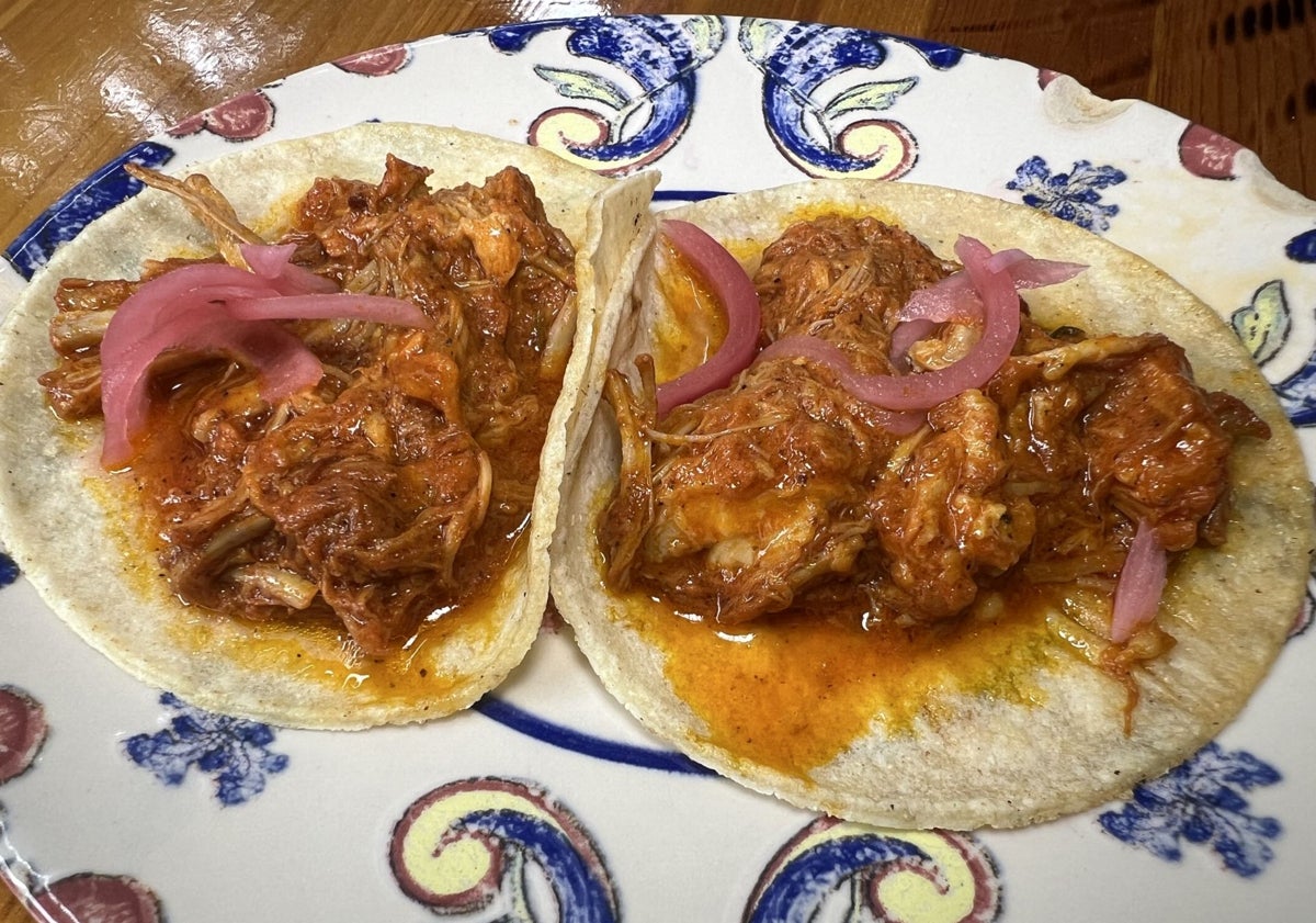 Imagen principal - Tacos de cochinita pibil, nachos del patrón y un cóctel de camarón, algunas de las interesantes propuestas de Agave Azul.