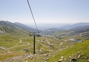Una de las pistas de la estación de Alto Campoo durante una jornada de verano.