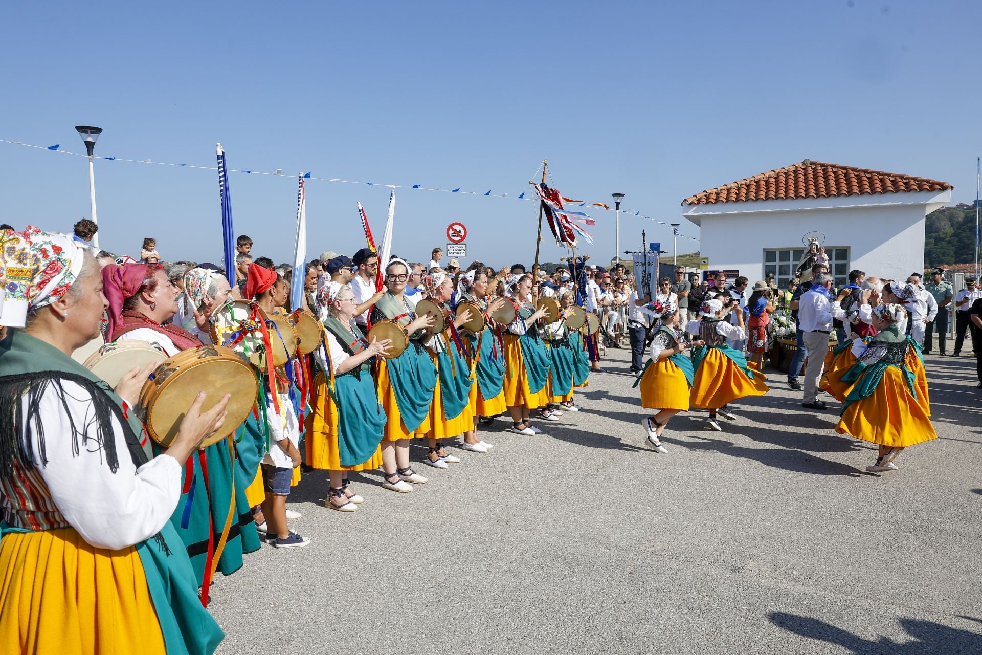Actuación del grupo de Danzas Virgen de las Lindes y del Carmen.